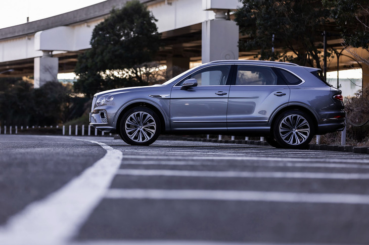 「ベンテイガ」のボディーサイズは全長×全幅×全高＝5125×1995×1755mm、ホイールベースは2995mm。これらの数値は、登場時とほとんど変わっていない。