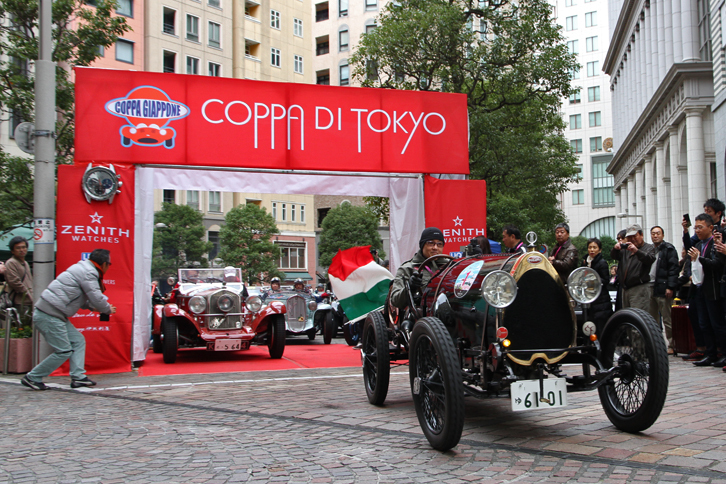参加台数が多いため午前10時の予定を5分ほど切り上げてスタートした。カーナンバー1は、最も古い年式の参加車両である1924年「ブガッティT13ブレシア」。