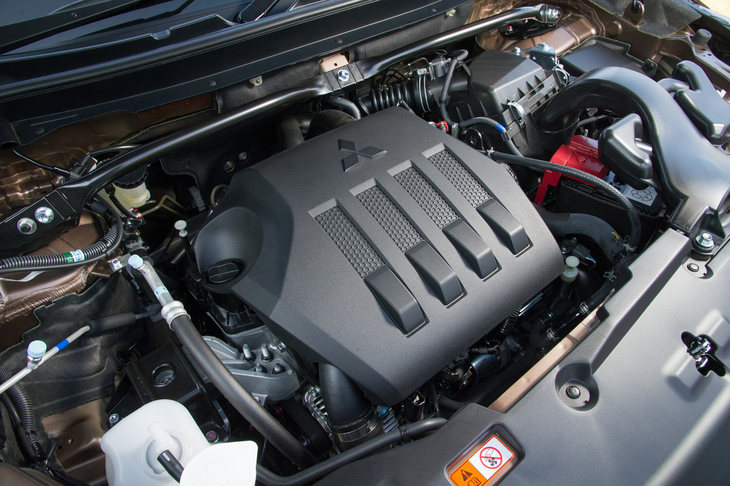 最高出力150ps、最大トルク240Nmを発生する1.5リッター直4ターボエンジン。状況に応じてポート噴射と筒内直接噴射を使い分ける燃料噴射システムや、電動ウェイストゲートバルブ、ナトリウム封入中空バルブなどの採用により、出力の向上と低回転域でのトルクアップ、デポジット（堆積物）の抑制による耐久性向上などを図っている。