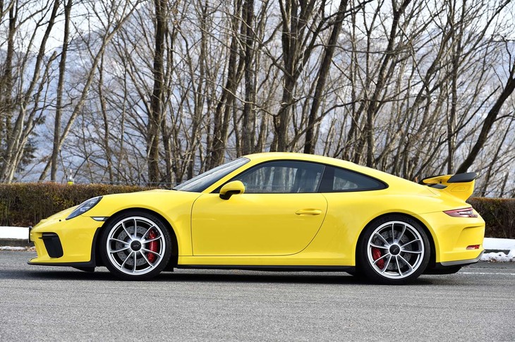 ボディーは「カレラS」よりも25mm低められている。テスト車には、段差などを乗り越える際にボディー前端を持ち上げることができる「フロントアクスルリフトシステム」が装着されていた。