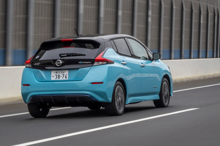 バッテリーの搭載セル数は標準車の192セルから1.5倍の288セルへ。車重も同グレードで160kg増え、さらなる低重心化が図られている。