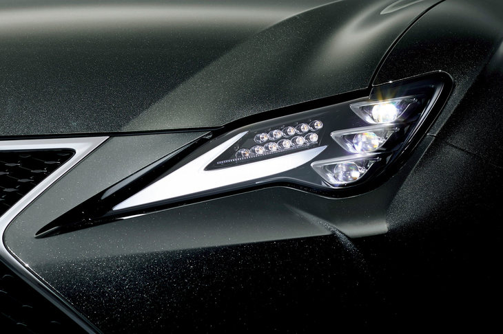 新デザインのヘッドランプ。