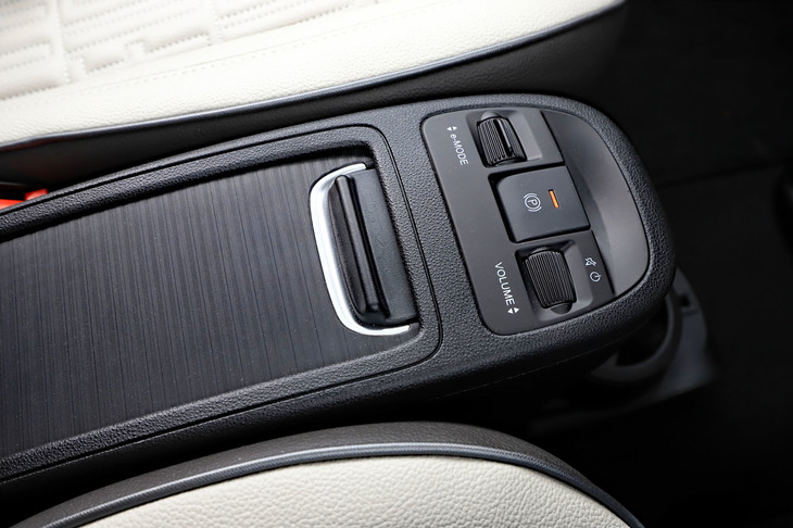 「フィアット500e」のセンターコンソール。ドライブモードの切り替えスイッチが助手席側に付いているのは、左ハンドルの国のクルマのご愛敬（あいきょう）か？