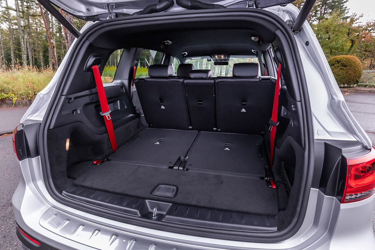 3列目のシートを折りたたんだ状態（写真）の荷室容量は500リッター。2列目シートを折りたためば荷室容量を最大1680リッターに拡大できる。