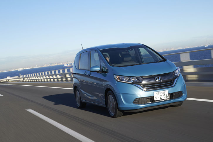 2代目となる最新の「ホンダ・フリード」は、乗車人数にかかわらず安定して走れるよう、リアサスペンションおよびその取り付け部の剛性が高められている。 