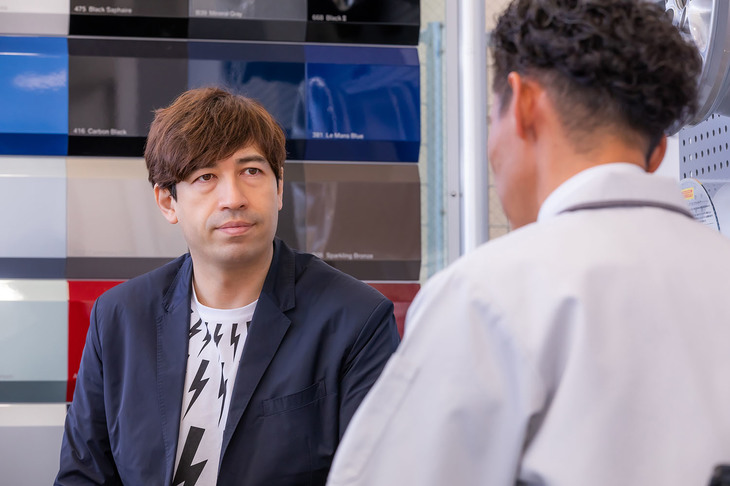 本当に気に入ったものを、長く大切に使いたいというサッシャさん。「愛車の性能や自身の乗り方に合うタイヤを知りたいですし、交換の回数も多くなると思うので、ディーラーでの販売価格も気になります」と、平賀さんへの質問にも熱がこもる。