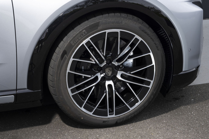 タイヤサイズは前：275/45R21、後ろ：315/40R21が標準で、オプションで22インチのホイール＆タイヤセットも用意される。