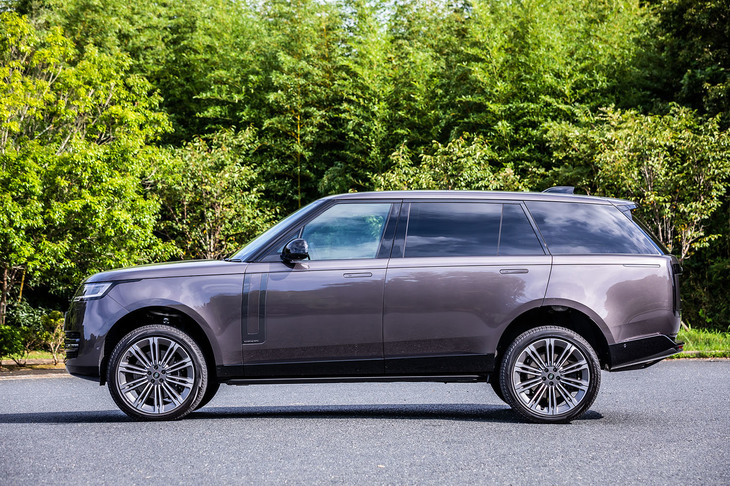 電子制御サスペンションの搭載により、車高の上げ下げをスイッチひとつで簡単にコントロールできる。写真は車高を最も上げた様子。最大渡河水深は900mmと発表されている。