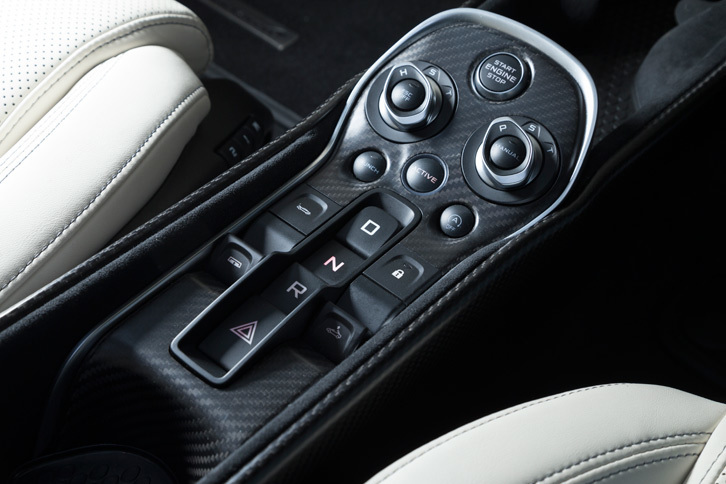 シフトセレクターや、ドライブモードの調整機構などが備わるセンターコンソール。電動ハードトップの操作スイッチもこちらに配置されており、ワンタッチでルーフの開閉が可能となっている。
