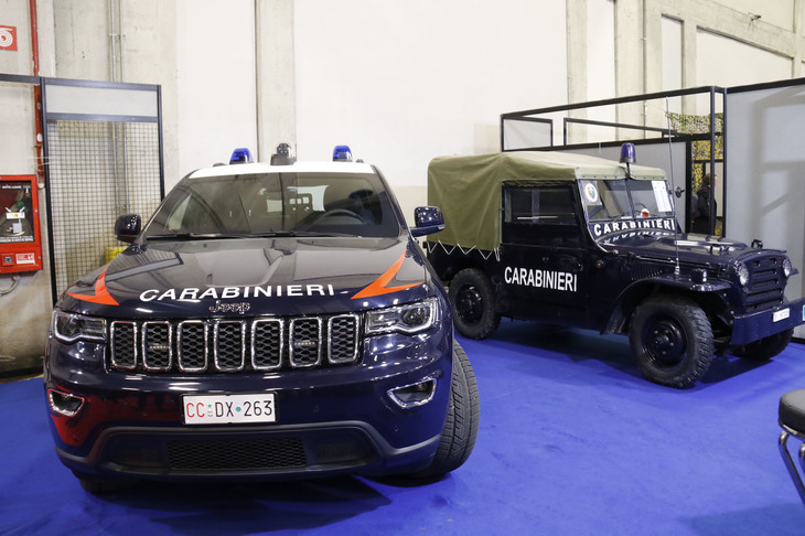 カラビニエリの「ジープ・コンパス」（左）と「フィアットAR55」（右）