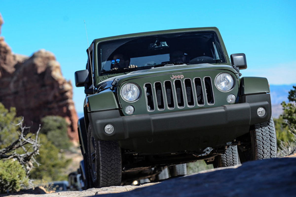 ジープ 75周年記念クッション オリーブグリーン ジープ・ラングラー』に生誕イヤー1941年の名を冠したミリタリー