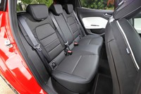 リアシートまわりはご覧の通り。前席の下につま先がすっぽりと入るので見た目から想像するよりもゆったりと座れる。