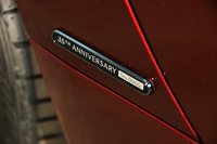 ボディーの右には、シリアルナンバー付きの「35th  ANNIVERSARY」バッジが装着される。