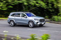 「マイバッハGLS600 4MATIC」では、エアサスの「AIRMATIC」を進化させた「E-ACTIVE BODY CONTROL」を標準装備としている。スプリングレートとダンパーの減衰力を4輪個別に制御することで、フラットな乗り心地が提供される。