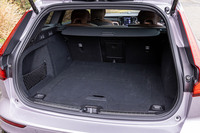 「V60」の荷室容量は519リッター。背もたれをすべて前に倒すと、荷室容量を1407リッターに拡大できる。荷室床下には買い物バッグなどを固定できるグロサリーバッグホルダーや、足の動きでリアゲートの開閉が行えるパワーテールゲートも標準で装備される。