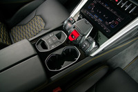 センターコンソールまわりの様子。2つ備わるカップホルダーも六角形デザインとなっている。