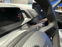 これも「ID.3」にならって、メータークラスター右側には、セレクターレバーが備わる。だが、よりクールなデザインである。