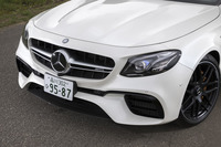 Aピラーより前方のフロント部分は、ノーマルの「Eクラス」とは異なる専用デザインになっている。