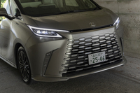 2025年7月にはデビュー以来初の一部改良を実施（発売は8月1日）。デザイン面での変更がひとつもないのが昨今のレクサスらしいところだ（改良内容は後述）。