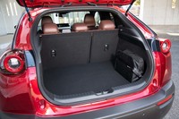 荷室の容量はBOSEのサウンドシステムを標準装備する「ハイエストセット」が341リッターで、その他グレードが366リッター。マイルドハイブリッドモデルは全車400リッター