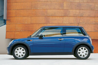 2001年に登場した初代「ニューMINI」のサイドビュー。オーバーハングが短く、フロントセクションが非常にコンパクトにまとめられていた。以降、代を経るにつれMINIは顔デカになっていく。