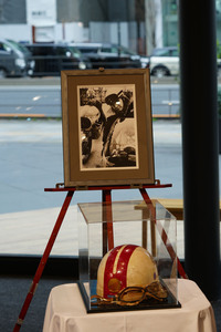 当時の写真とともにヘルメットとゴーグルも展示されている。