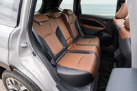 ナッパレザー／ウルトラスエードシートの色は、ブラックのモノトーンおよびブラウンとブラックのツートン（写真）から選択可能だ。