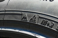 「シンクロウェザー」のサイドウォールには、冬用タイヤ規制が敷かれた高速道路も走行可能なことを示す「スノーフレークマーク」と、国連が定めた氷上性能を有していることを表す「アイスグリップシンボル」が並ぶ。