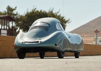 特徴的な曲面を描くボディーは、軽量なアルミニウムでできている。