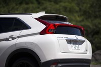 特徴的なデザインのリアコンビランプにより、室内側からの後方視界は上下に2分割される。バックドアの右下には、ディーゼル車であることを示す「DI-D」（ダイレクトインジェクションディーゼル）のエンブレムが添えられている。