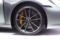 前20インチ、後ろ21インチの大径ホイールを標準装備。展示車両には前245/35ZR20、後ろ305/30ZR21サイズの「グッドイヤー・イーグル アシメトリック3」タイヤが装着されていた。