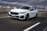 最高出力306PSの「M235i xDriveグランクーペ」が0-100km/h加速に要する時間は4.9秒。最高速は電子制御リミッターで250kmに制限される。