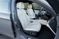 フルメリノレザーシートは無償で選べるオプション装備。スモークホワイトのレザーがまぶしい。