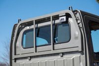 ガードバー付きのアングルポストには、上級グレードではLED作業灯を装備。ロープをかけるフックが各部にあったり、足をかけるステップがあったりと、荷台には作業効率を高める工夫が満載されている。