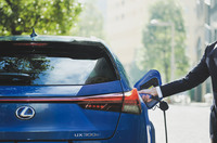 航続距離367kmを実現　レクサス初の電気自動車「UX300e」発売の画像