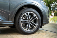 足元の仕様は18インチアルミホイールと235/60R18サイズのタイヤの組み合わせが標準。オプションで19インチや20インチのタイヤ＆ホイールセットも用意される。