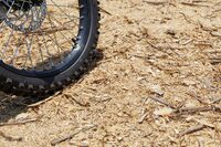 コースは全周にわたり、2種類のウッドチップを敷き詰めることでふかふかの路面としている。バイクの走行感覚を損なわず、転倒時にライダーを守るクッション性を持たせるためだ。