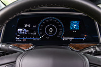 メーターパネルは高精細のフル液晶。画面表示の切り替えにはインストゥルメントパネル左端のタッチスクリーンを用いるなど、操作もデジタル化されている。