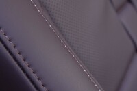 インテリアの随所にはパールトップステッチが使われる。真珠のネックレスのように表糸を露出させるこの技法はオートクチュールのドレスの縫製がもとになっている。