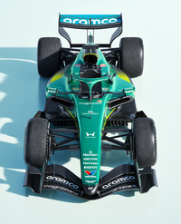 アストンマーティンのF1マシン「AMR26」のコックピット前方、ドライバーを保護するためのT字型バー「Halo（ヘイロー）」上に、「BREITLING」のロゴが添えられている。