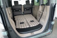 後席を倒すと奥行き161cmのフラットな床面が出現。段差や傾きをなくすために荷室の床面は80mm高められているが、「フラットハンドルなら27インチの自転車も天井につっかえさせずに積める」という広さは保たれている。