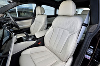 コンフォートパッケージが選択された試乗車の前席には、同オプションに含まれるアクティブベンチレーション機能やマッサージ機能が備わっていた。