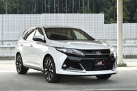 「トヨタ・ハリアー」の“GRスポーツ”は、ブラック塗装を施したフロントまわりで個性を主張する。