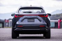 ヘッドランプと対になる、L字をモチーフとした新型「NX」のリアコンビネーションランプ。左右のランプはセンターのバーで連結されている。ブランドを示すロゴが従来の「L」マークから「LEXUS」ロゴに変更されたのもトピックで、これは今後登場する新世代モデルにも採用される見込みだ。