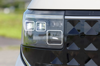 「かどまる四角」をキーワードとしたデザインを、灯火類やホイールなど随所に用いている。