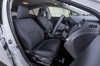 ヘッドレストがセパレート式となる「アクアZ」のフロントシート。写真の「上級ファブリック」と呼ばれるブラックのシート表皮が標準仕様となる。センターコンソールボックス後方のリアシート側に、AC100V・1500Wのアクセサリーコンセントを標準装備。400W消費時で約5日分の電力を供給できるという。