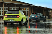 「ホンダe」（左）と「フィアット500e」（右）は、普段使いでの短距離移動を想定したコンパクトEVである。バッテリーの搭載量を抑え、（EVとしては）手ごろな価格を実現している。