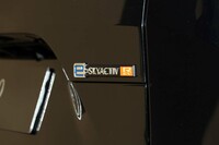 テールゲートに貼られた「e-SKYACTIV R-EV」のバッジ。