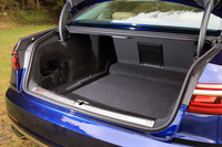 トランクルームの容量は505リッター。中央奥には長尺物を積み込むためのスキーホールが設けられている。