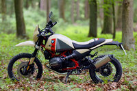 往年の「R80G/S」をモチーフにしたデザインが目を引く「R12 G/S」。今日のR12シリーズのコンポーネントを用いた、クラシックアドベンチャーだ。